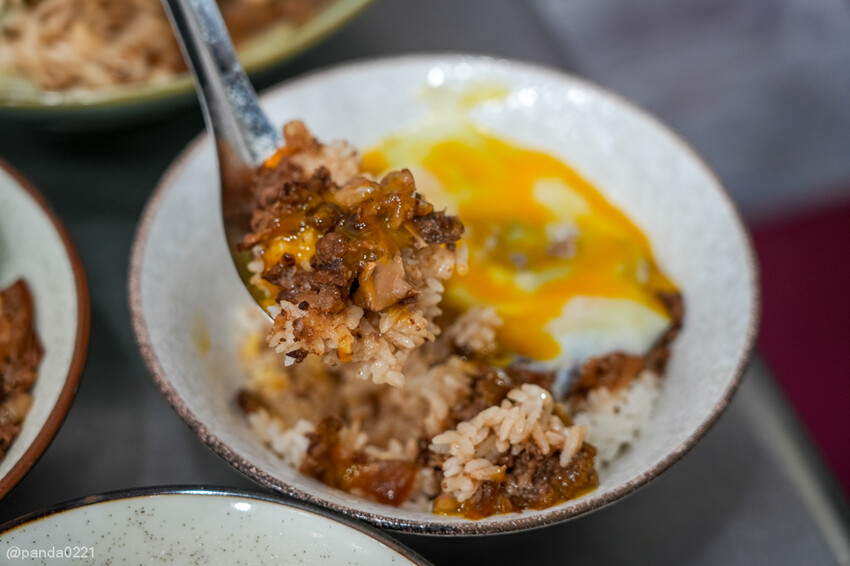 桃園｜台南牛饕溫體牛肉湯(桃園店)，牛肉湯、肉燥飯、牛雜熱炒通通吃得到