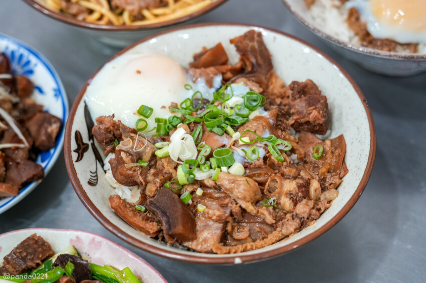 桃園｜台南牛饕溫體牛肉湯(桃園店)，牛肉湯、肉燥飯、牛雜熱炒通通吃得到