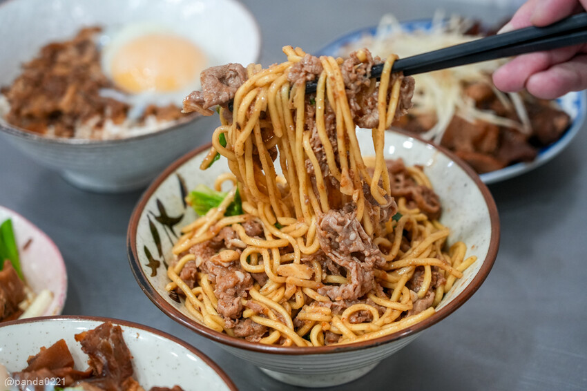 桃園｜台南牛饕溫體牛肉湯(桃園店)，牛肉湯、肉燥飯、牛雜熱炒通通吃得到