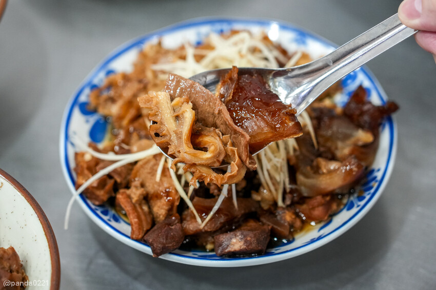 桃園｜台南牛饕溫體牛肉湯(桃園店)，牛肉湯、肉燥飯、牛雜熱炒通通吃得到