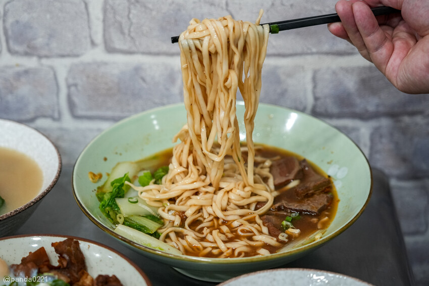 桃園｜台南牛饕溫體牛肉湯(桃園店)，牛肉湯、肉燥飯、牛雜熱炒通通吃得到