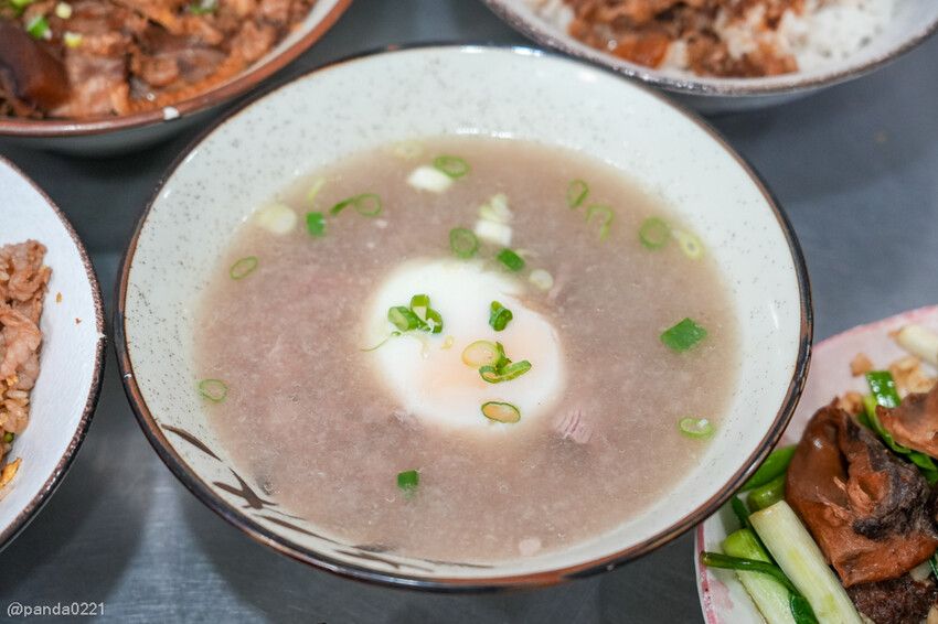 桃園｜台南牛饕溫體牛肉湯(桃園店)，牛肉湯、肉燥飯、牛雜熱炒通通吃得到