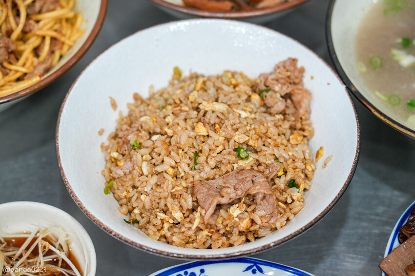 桃園｜台南牛饕溫體牛肉湯(桃園店)，牛肉湯、肉燥飯、牛雜熱炒通通吃得到