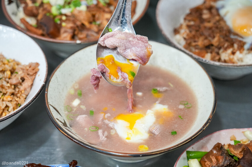 桃園｜台南牛饕溫體牛肉湯(桃園店)，牛肉湯、肉燥飯、牛雜熱炒通通吃得到