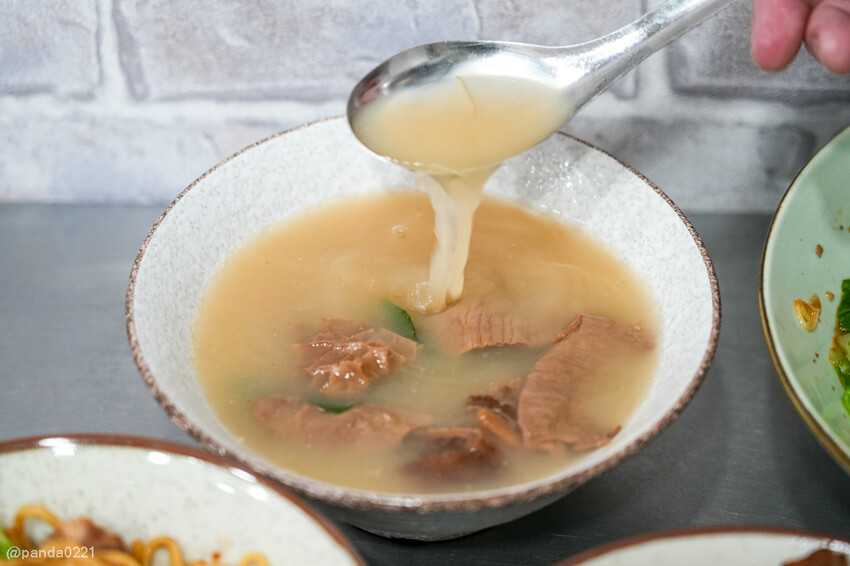 桃園｜台南牛饕溫體牛肉湯(桃園店)，牛肉湯、肉燥飯、牛雜熱炒通通吃得到