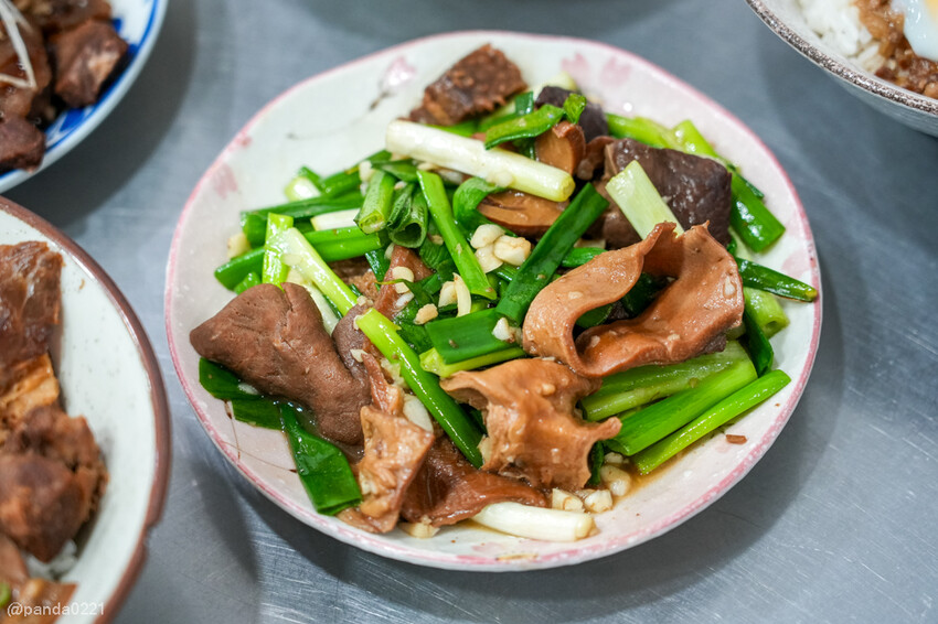 桃園｜台南牛饕溫體牛肉湯(桃園店)，牛肉湯、肉燥飯、牛雜熱炒通通吃得到