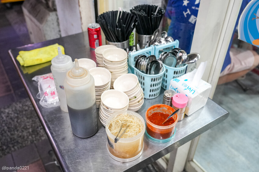 桃園｜台南牛饕溫體牛肉湯(桃園店)，牛肉湯、肉燥飯、牛雜熱炒通通吃得到