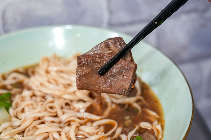 桃園｜台南牛饕溫體牛肉湯(桃園店)，牛肉湯、肉燥飯、牛雜熱炒通通吃得到