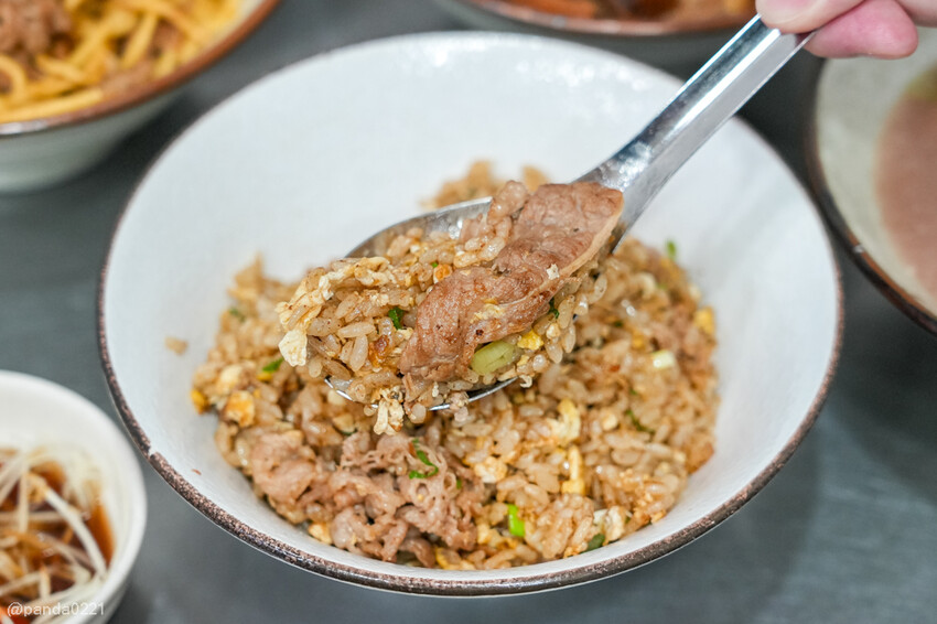 桃園｜台南牛饕溫體牛肉湯(桃園店)，牛肉湯、肉燥飯、牛雜熱炒通通吃得到