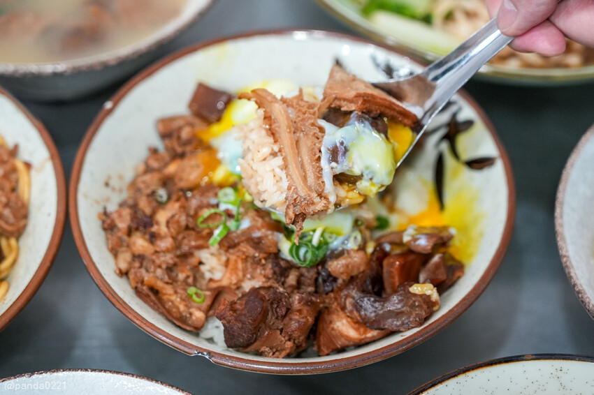 桃園｜台南牛饕溫體牛肉湯(桃園店)，牛肉湯、肉燥飯、牛雜熱炒通通吃得到