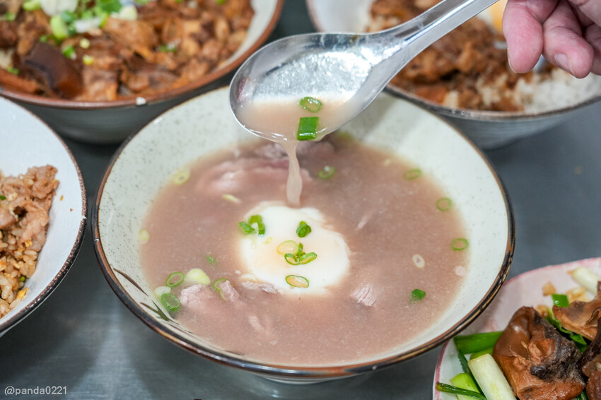 桃園｜台南牛饕溫體牛肉湯(桃園店)，牛肉湯、肉燥飯、牛雜熱炒通通吃得到