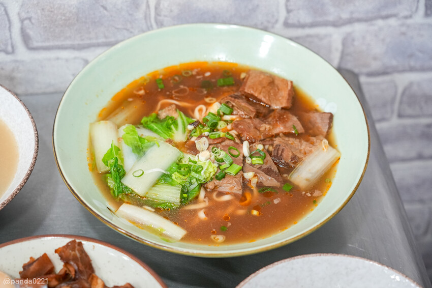 桃園｜台南牛饕溫體牛肉湯(桃園店)，牛肉湯、肉燥飯、牛雜熱炒通通吃得到
