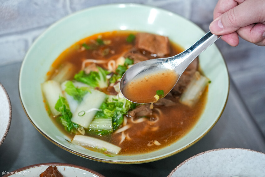 桃園｜台南牛饕溫體牛肉湯(桃園店)，牛肉湯、肉燥飯、牛雜熱炒通通吃得到