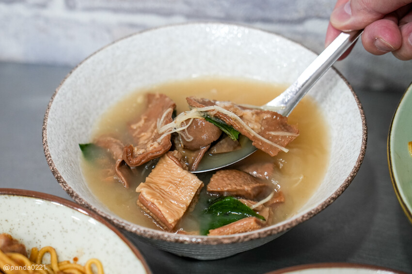 桃園｜台南牛饕溫體牛肉湯(桃園店)，牛肉湯、肉燥飯、牛雜熱炒通通吃得到