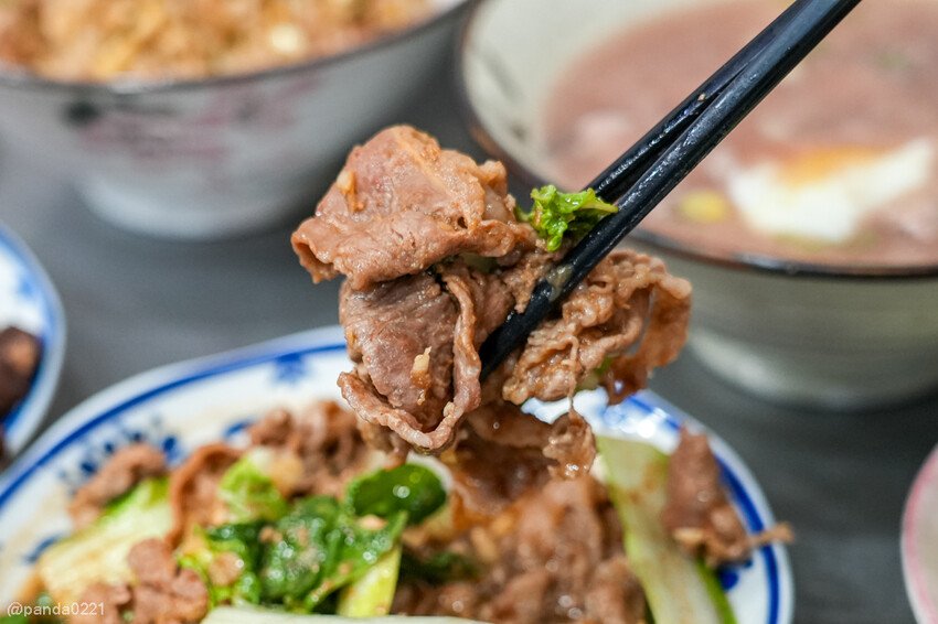 桃園｜台南牛饕溫體牛肉湯(桃園店)，牛肉湯、肉燥飯、牛雜熱炒通通吃得到