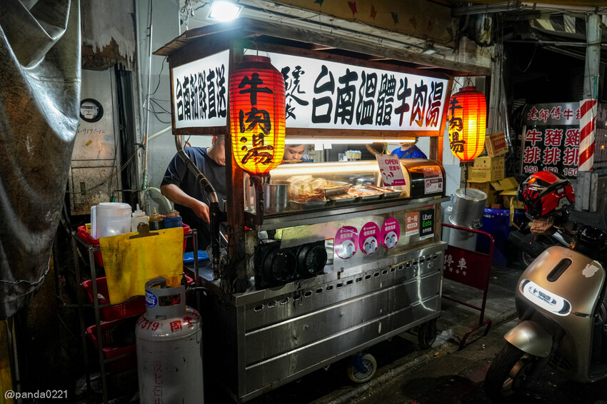 桃園｜台南牛饕溫體牛肉湯(桃園店)，牛肉湯、肉燥飯、牛雜熱炒通通吃得到