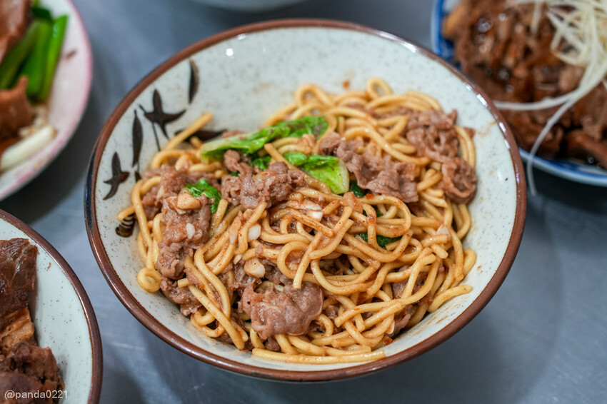 桃園｜台南牛饕溫體牛肉湯(桃園店)，牛肉湯、肉燥飯、牛雜熱炒通通吃得到