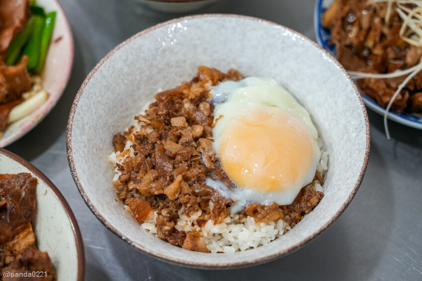 桃園｜台南牛饕溫體牛肉湯(桃園店)，牛肉湯、肉燥飯、牛雜熱炒通通吃得到