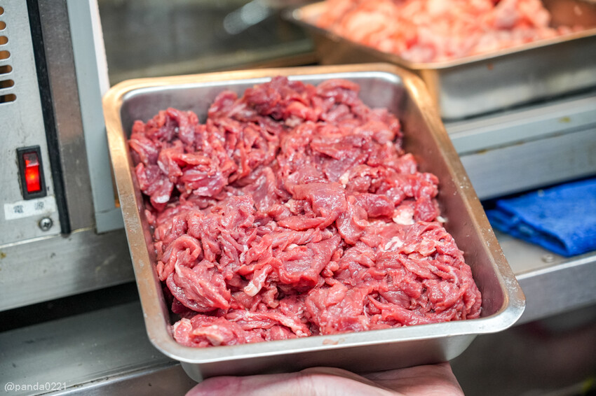 桃園｜台南牛饕溫體牛肉湯(桃園店)，牛肉湯、肉燥飯、牛雜熱炒通通吃得到