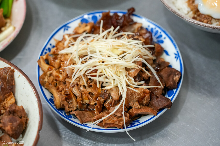 桃園｜台南牛饕溫體牛肉湯(桃園店)，牛肉湯、肉燥飯、牛雜熱炒通通吃得到