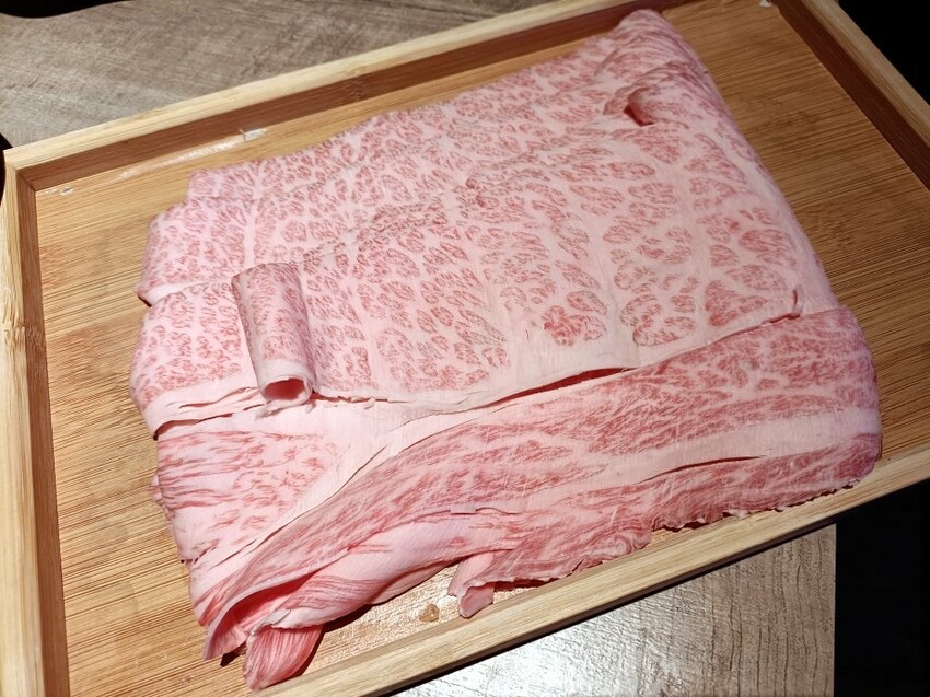 高檔食材奢華享受 ！必吃忠孝新生無菜單鍋物，山上走走頂級海鮮和牛