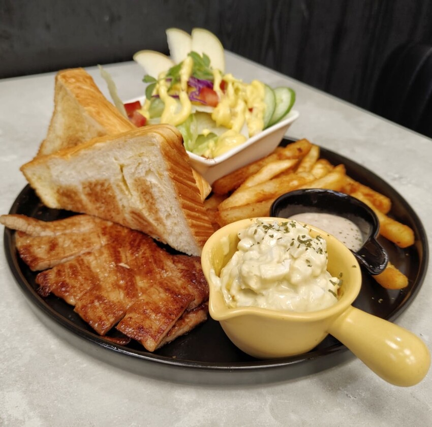 新竹關東早午餐！Leo歐式早餐，必點花草檸檬雞腿 碳烤豬排，早午餐美食體驗。