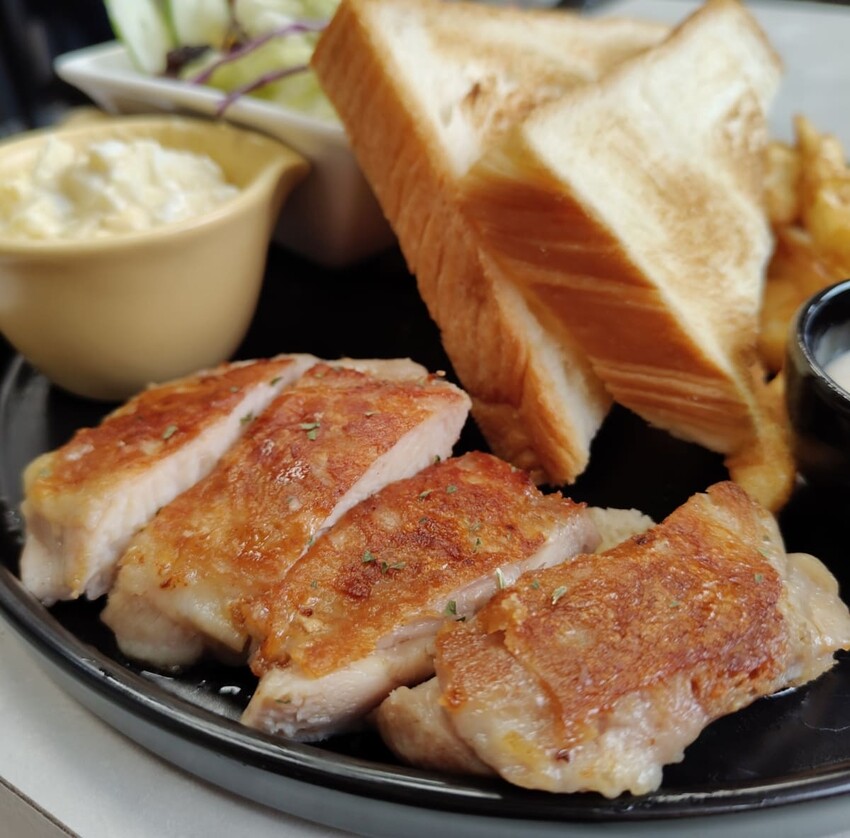 新竹關東早午餐！Leo歐式早餐，必點花草檸檬雞腿 碳烤豬排，早午餐美食體驗。