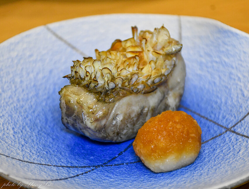 不惜重本選用日本空運來台的四季旬味，道地的日本料理手法，讓大家不用出國，一樣可以吃到日本時節的美味餐點