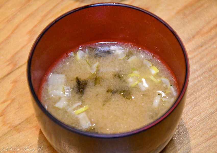 不惜重本選用日本空運來台的四季旬味，道地的日本料理手法，讓大家不用出國，一樣可以吃到日本時節的美味餐點