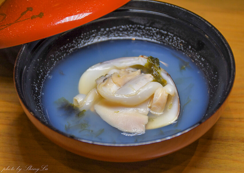 不惜重本選用日本空運來台的四季旬味，道地的日本料理手法，讓大家不用出國，一樣可以吃到日本時節的美味餐點