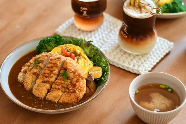 台南咖啡廳新開店！東區咖裏Cafe濃郁咖哩飯，日式復古咖啡廳氛圍。