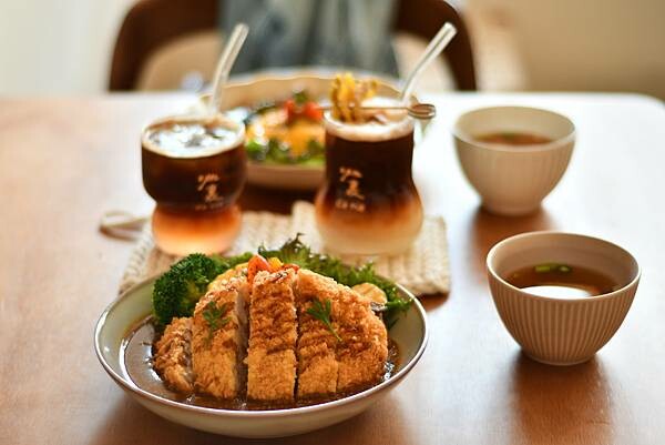 台南咖啡廳新開店！東區咖裏Cafe濃郁咖哩飯，日式復古咖啡廳氛圍。