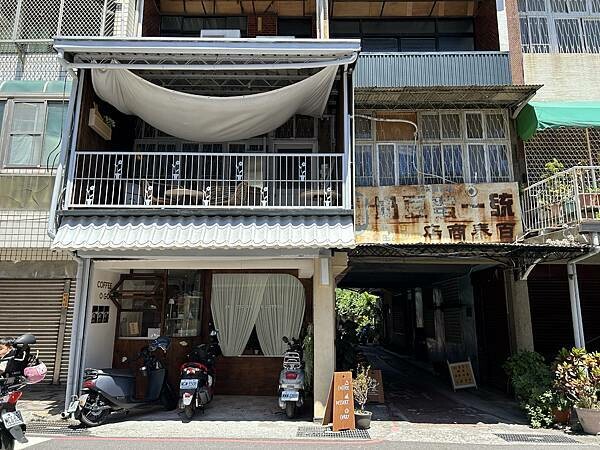 台南咖啡廳新開店！東區咖裏Cafe濃郁咖哩飯，日式復古咖啡廳氛圍。