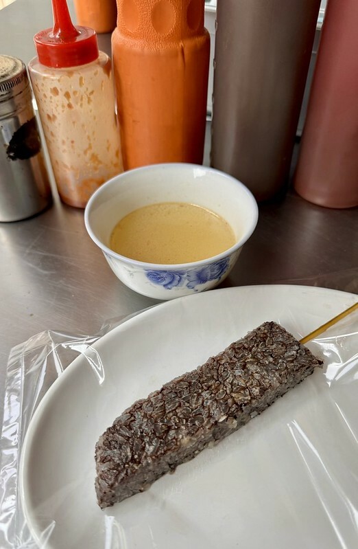 高雄駁二美食!駁二阿婆黑輪大腸包小腸,古早味烤黑輪關東煮超人氣。