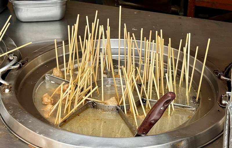 高雄駁二美食!駁二阿婆黑輪大腸包小腸,古早味烤黑輪關東煮超人氣。