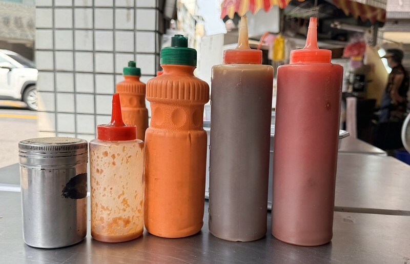 高雄駁二美食!駁二阿婆黑輪大腸包小腸,古早味烤黑輪關東煮超人氣。