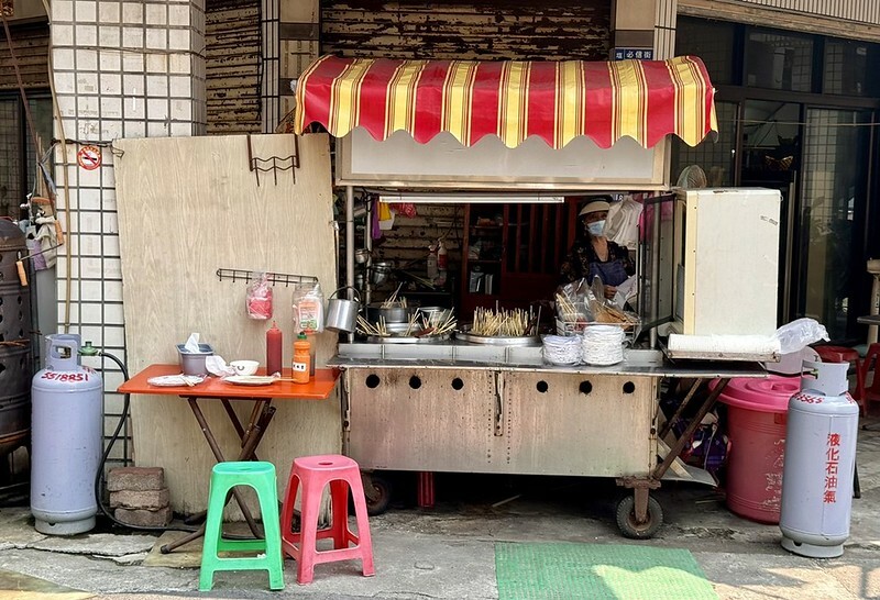 高雄駁二美食!駁二阿婆黑輪大腸包小腸,古早味烤黑輪關東煮超人氣。