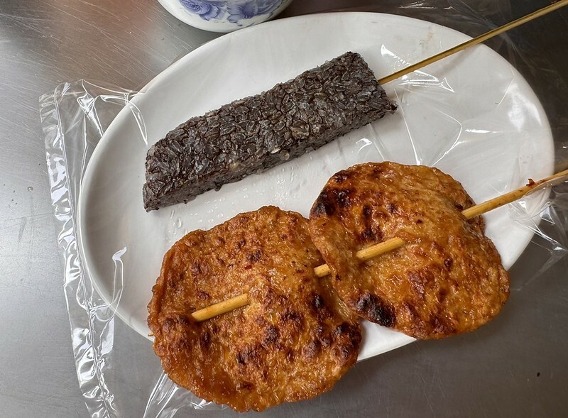 高雄駁二美食!駁二阿婆黑輪大腸包小腸,古早味烤黑輪關東煮超人氣。