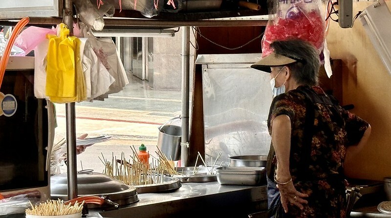 高雄駁二美食!駁二阿婆黑輪大腸包小腸,古早味烤黑輪關東煮超人氣。