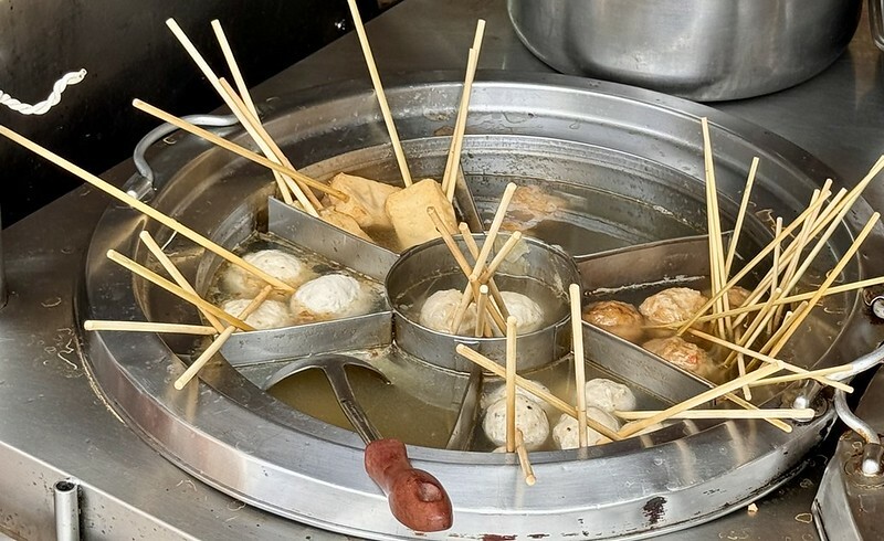 高雄駁二美食!駁二阿婆黑輪大腸包小腸,古早味烤黑輪關東煮超人氣。