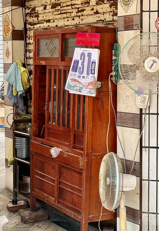 高雄駁二美食!駁二阿婆黑輪大腸包小腸,古早味烤黑輪關東煮超人氣。