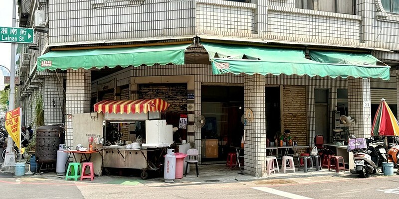 高雄駁二美食!駁二阿婆黑輪大腸包小腸,古早味烤黑輪關東煮超人氣。