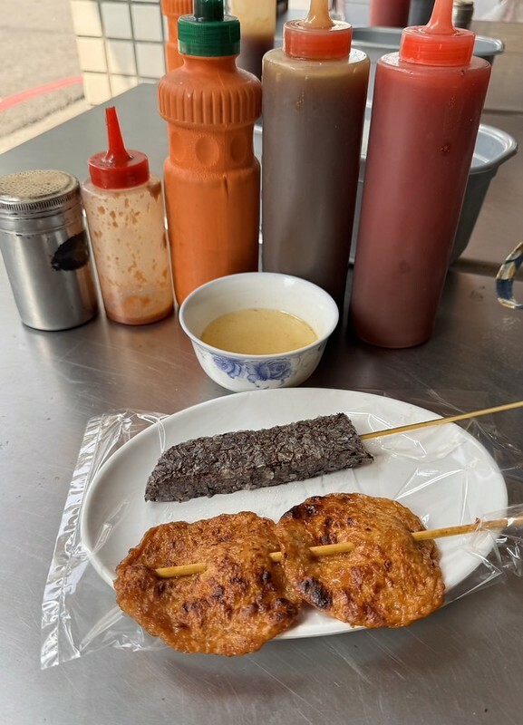 高雄駁二美食!駁二阿婆黑輪大腸包小腸,古早味烤黑輪關東煮超人氣。