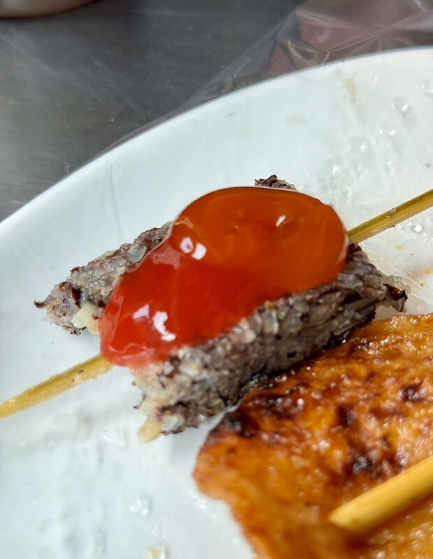 高雄駁二美食!駁二阿婆黑輪大腸包小腸,古早味烤黑輪關東煮超人氣。