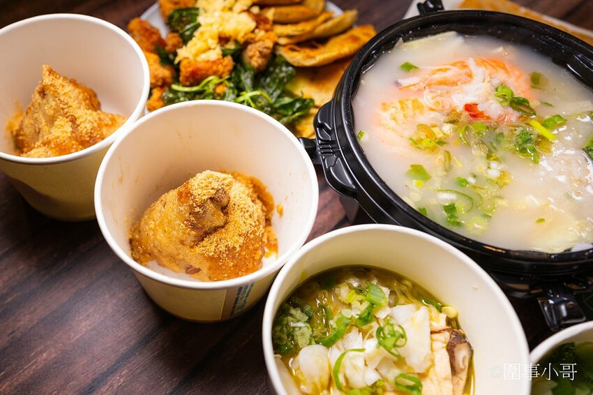 龜山林口美食小吃-麵東北，社區裡的小店卻充滿著濃濃的香氣與人情味，大推一碗酸菜湯搭配炸蛋滷肉飯，再來個驢打滾就完美了。 @圍事小哥的幸福相框