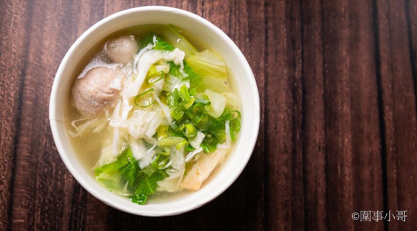 龜山林口美食小吃-麵東北，社區裡的小店卻充滿著濃濃的香氣與人情味，大推一碗酸菜湯搭配炸蛋滷肉飯，再來個驢打滾就完美了。 @圍事小哥的幸福相框