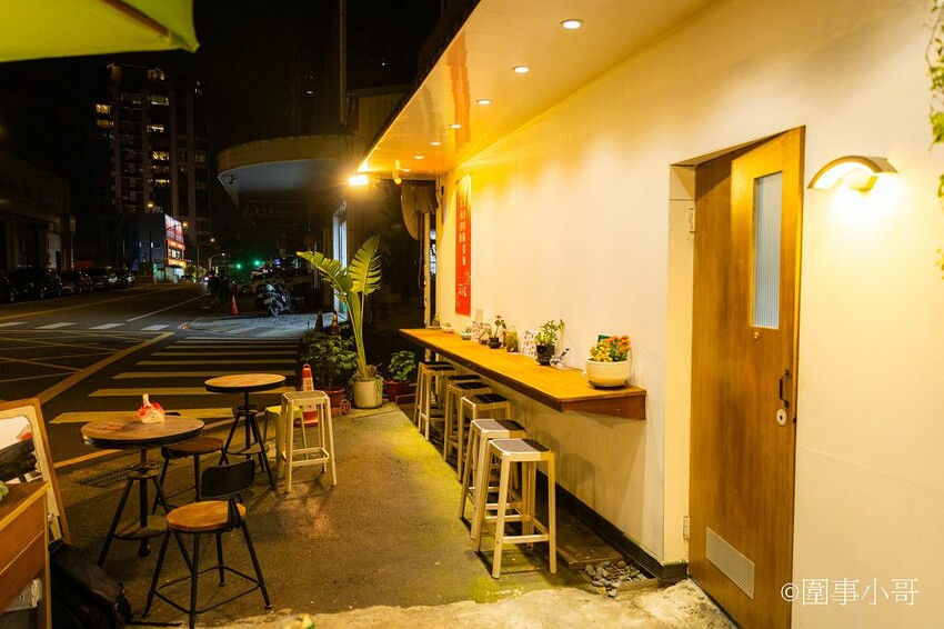 龜山林口美食小吃-麵東北，社區裡的小店卻充滿著濃濃的香氣與人情味，大推一碗酸菜湯搭配炸蛋滷肉飯，再來個驢打滾就完美了。 @圍事小哥的幸福相框