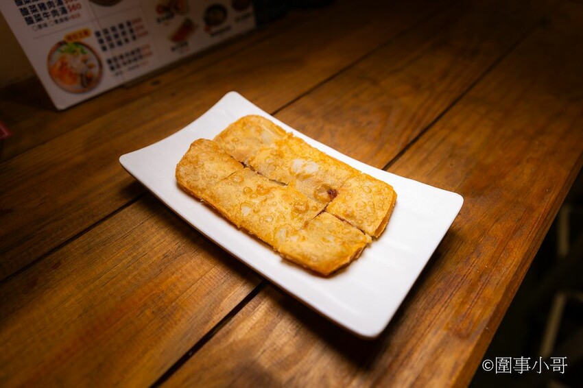 龜山林口美食小吃-麵東北，社區裡的小店卻充滿著濃濃的香氣與人情味，大推一碗酸菜湯搭配炸蛋滷肉飯，再來個驢打滾就完美了。 @圍事小哥的幸福相框