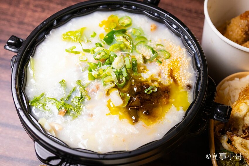 龜山林口美食小吃-麵東北，社區裡的小店卻充滿著濃濃的香氣與人情味，大推一碗酸菜湯搭配炸蛋滷肉飯，再來個驢打滾就完美了。 @圍事小哥的幸福相框