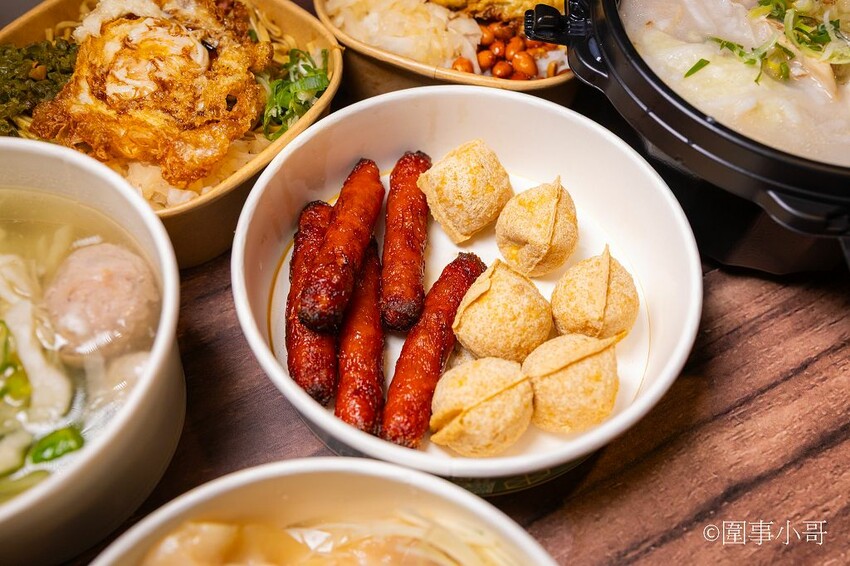 龜山林口美食小吃-麵東北，社區裡的小店卻充滿著濃濃的香氣與人情味，大推一碗酸菜湯搭配炸蛋滷肉飯，再來個驢打滾就完美了。 @圍事小哥的幸福相框